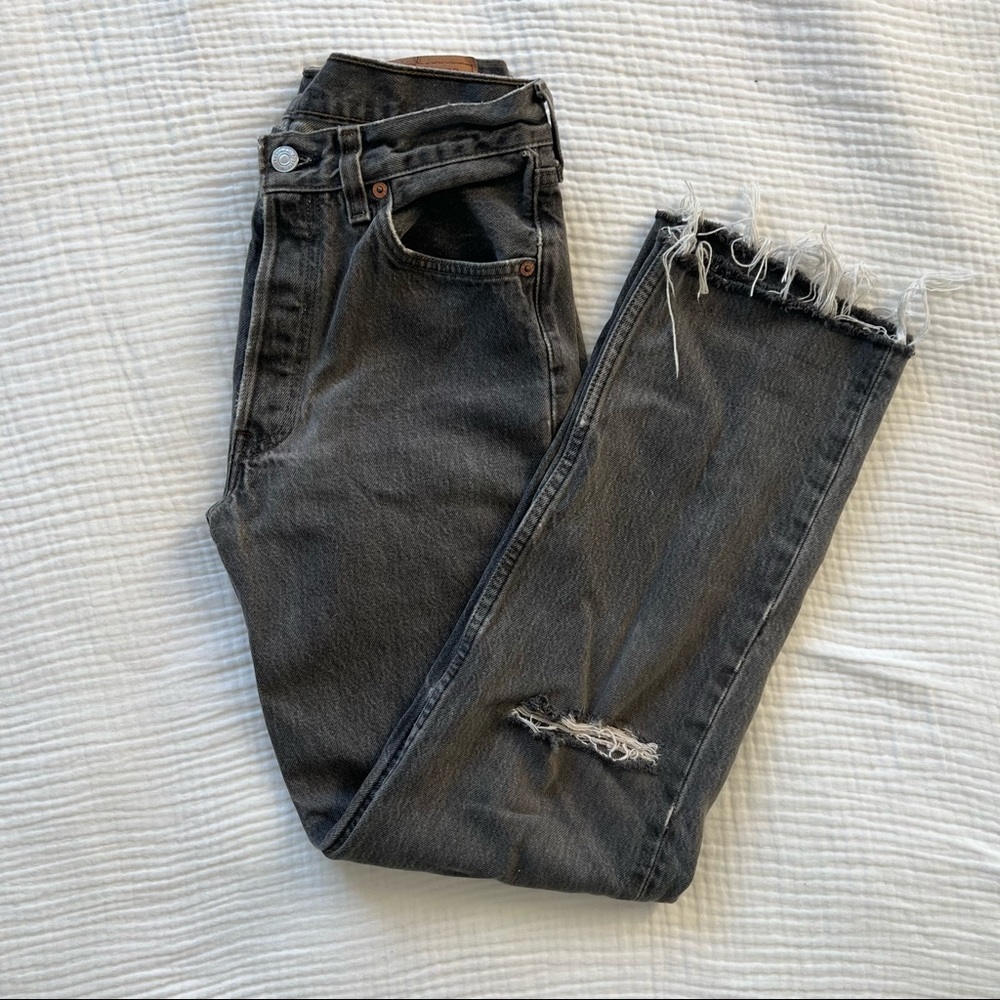 Vintage 501 Levi’s size 29 listed on tag but fits a size 27 waist.